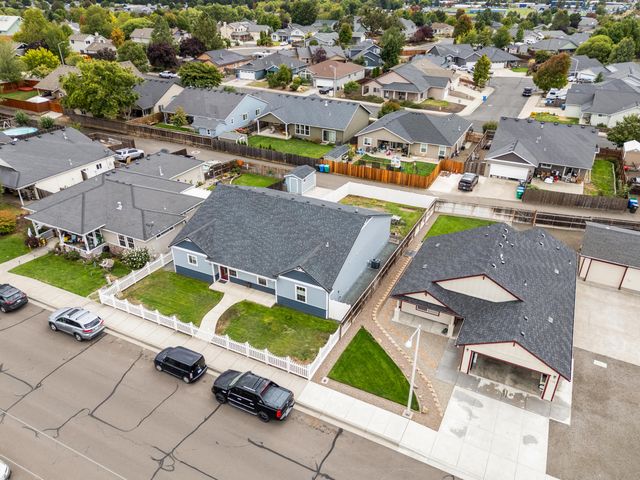 628 Barton Road, Eagle Point, OR 97524