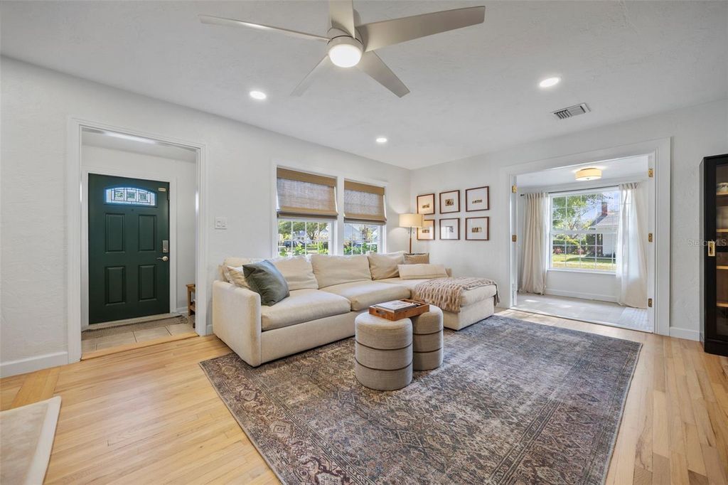 Image 6 of property listing at 1100 32ND AVENUE N, St Petersburg, FL 33704