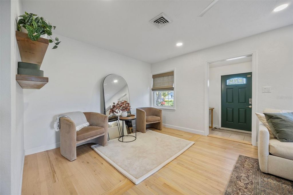 Image 7 of property listing at 1100 32ND AVENUE N, St Petersburg, FL 33704