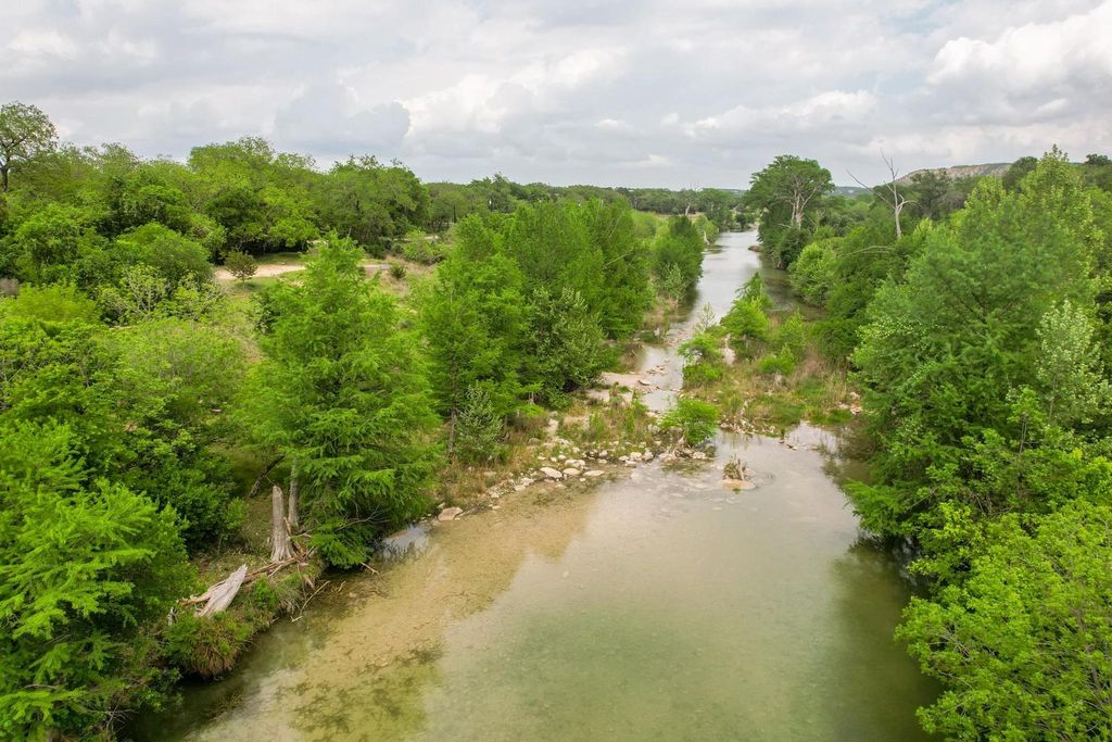 107 Edgewater DR, Wimberley, TX 78676