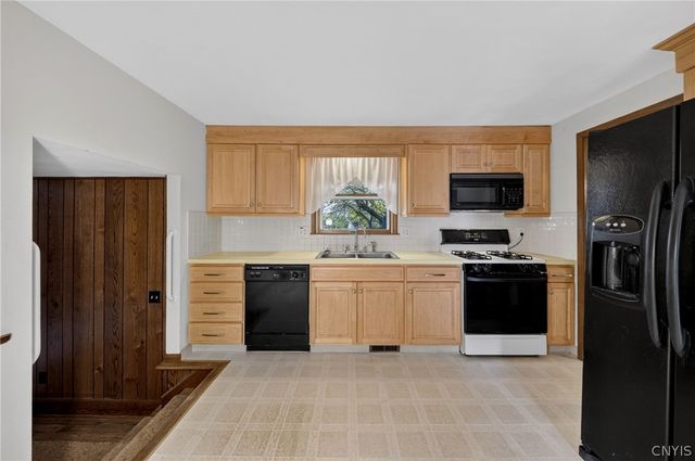 3929 Derby Dr, Onondaga, NY 13215