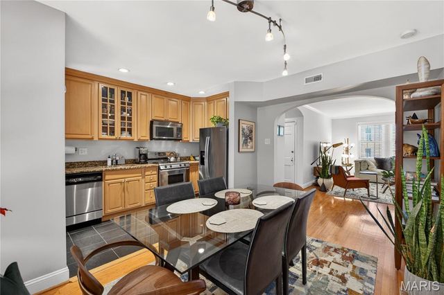827 Westwood Drive 2E, Clayton, MO 63105