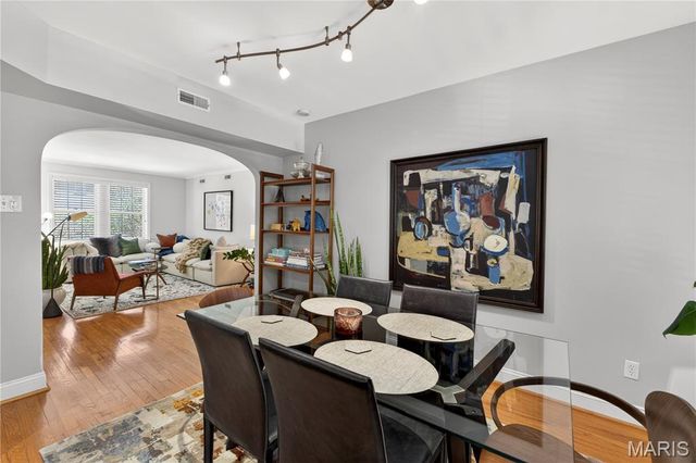 827 Westwood Drive 2E, Clayton, MO 63105