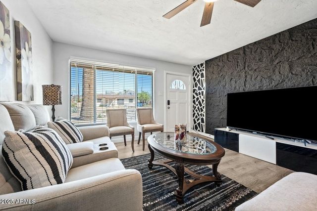 8050 N 11TH Place, Phoenix, AZ 85020