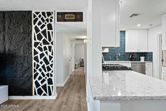 8050 N 11TH Place, Phoenix, AZ 85020