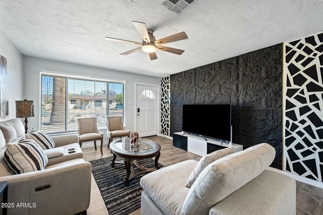 8050 N 11TH Place, Phoenix, AZ 85020