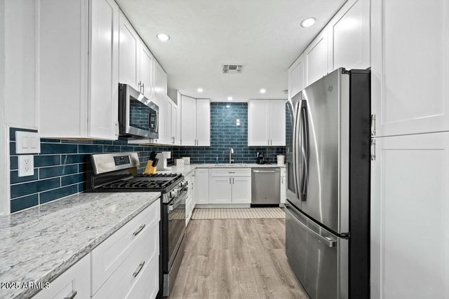 8050 N 11TH Place, Phoenix, AZ 85020