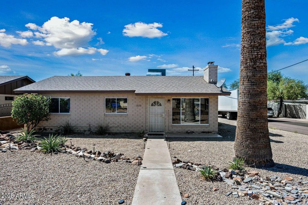 Image 1 of property listing at 8050 N 11TH Place, Phoenix, AZ 85020