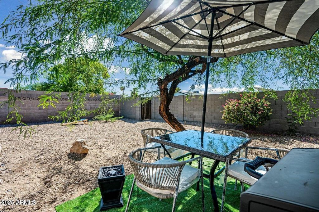 Image 17 of property listing at 8050 N 11TH Place, Phoenix, AZ 85020