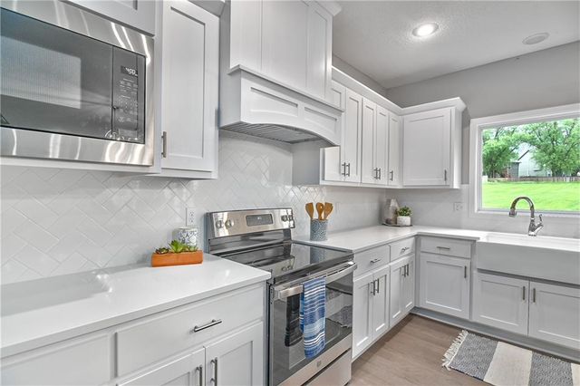 6100 Barth Road, Shawnee, KS 66226