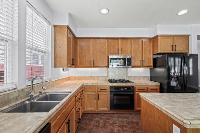 2764 Rogue River Cir, West Sacramento, CA 95691