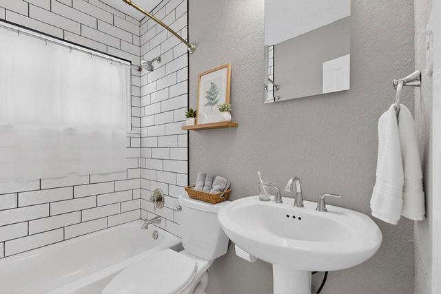 305 Amherst Drive NE, Albuquerque, NM 87106