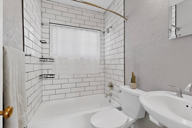 305 Amherst Drive NE, Albuquerque, NM 87106