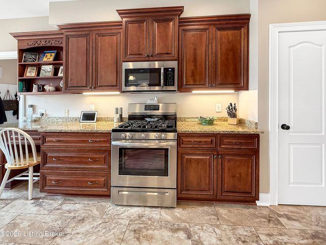 677 Oak Creek Dr, Mt Washington, KY 40047