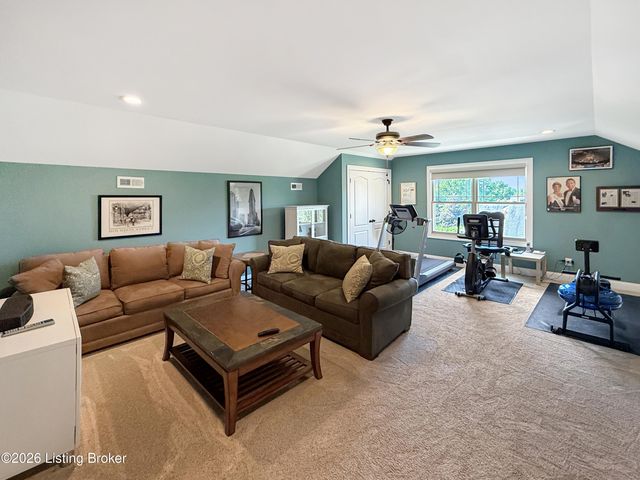 677 Oak Creek Dr, Mt Washington, KY 40047
