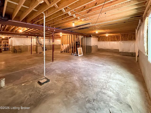 677 Oak Creek Dr, Mt Washington, KY 40047
