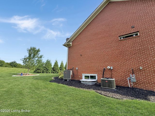 677 Oak Creek Dr, Mt Washington, KY 40047