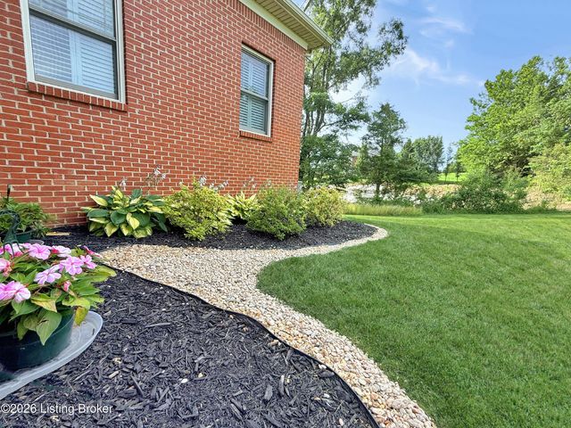 677 Oak Creek Dr, Mt Washington, KY 40047