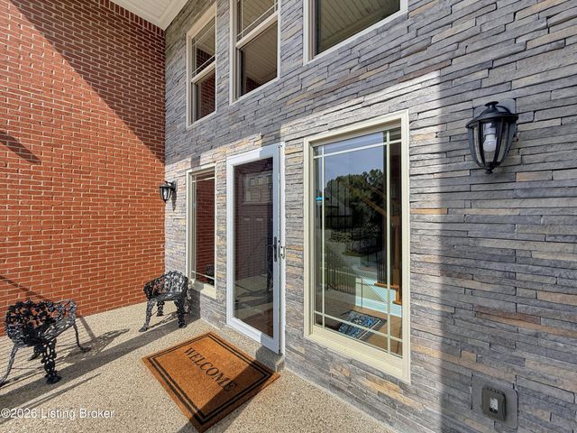 677 Oak Creek Dr, Mt Washington, KY 40047