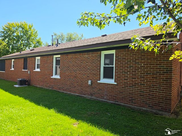 3451 Parkwood Avenue, Monroe, MI 48162