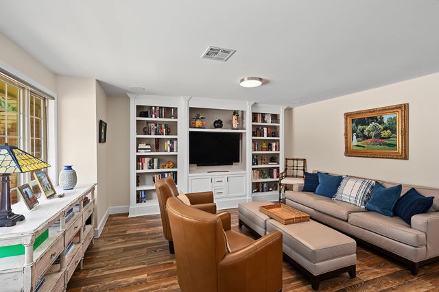 5879 Valley Forge Drive 107, Houston, TX 77057