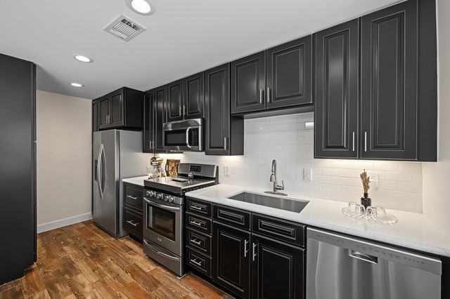 5879 Valley Forge Drive 107, Houston, TX 77057