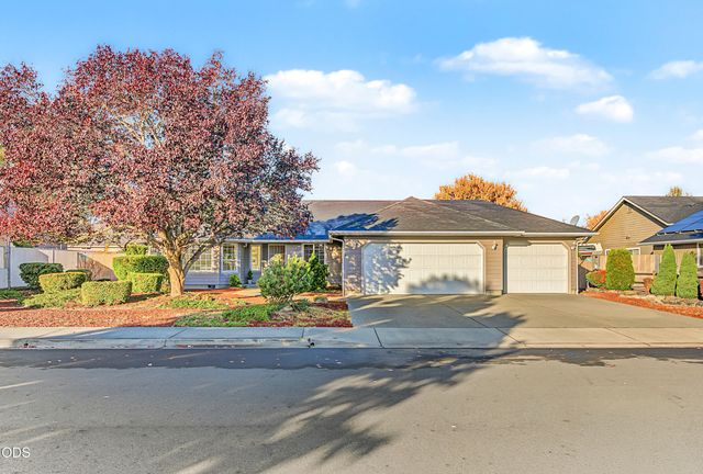 1196 Moon Glo Drive, Grants Pass, OR 97527