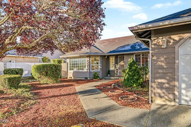 1196 Moon Glo Drive, Grants Pass, OR 97527