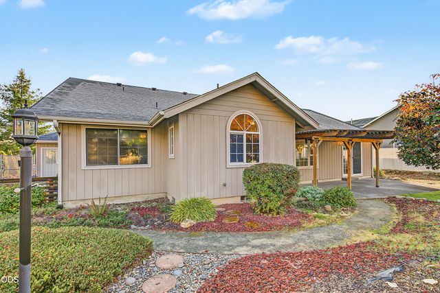 1196 Moon Glo Drive, Grants Pass, OR 97527