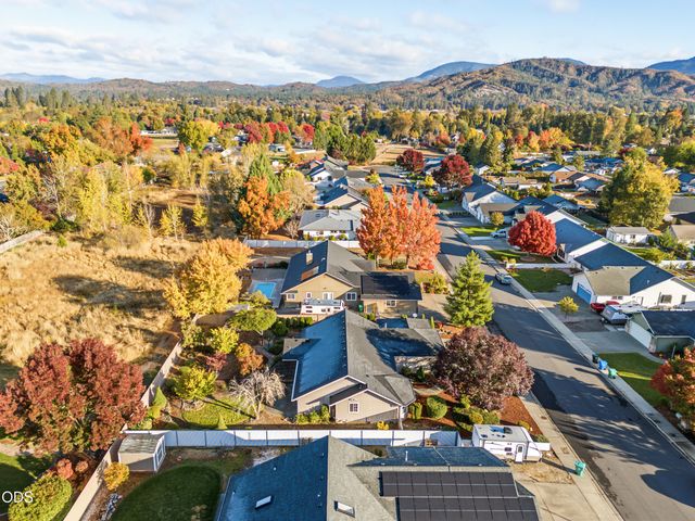 1196 Moon Glo Drive, Grants Pass, OR 97527