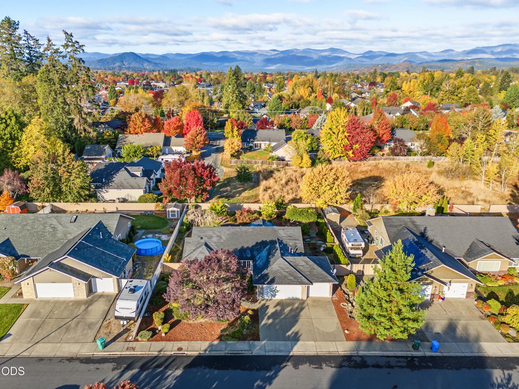 1196 Moon Glo Drive, Grants Pass, OR 97527