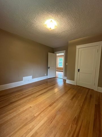 10 Park St, Auburn, MA 01501