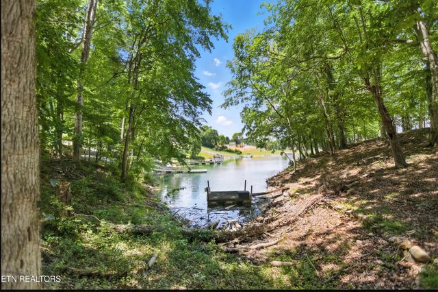 1750 Breezie Point Lane, Dandridge, TN 37725