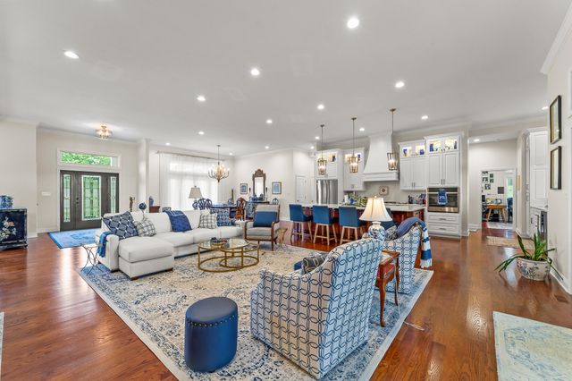 2304 GREEN MEADOW DR, Jefferson City, MO 65101