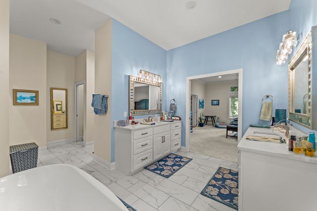 2304 GREEN MEADOW DR, Jefferson City, MO 65101