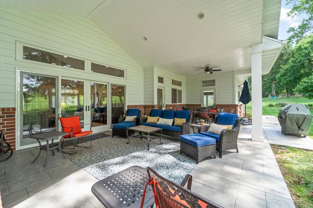 2304 GREEN MEADOW DR, Jefferson City, MO 65101