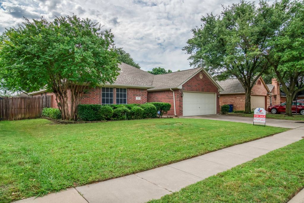 320 Shane Lane, Burleson, TX 76028