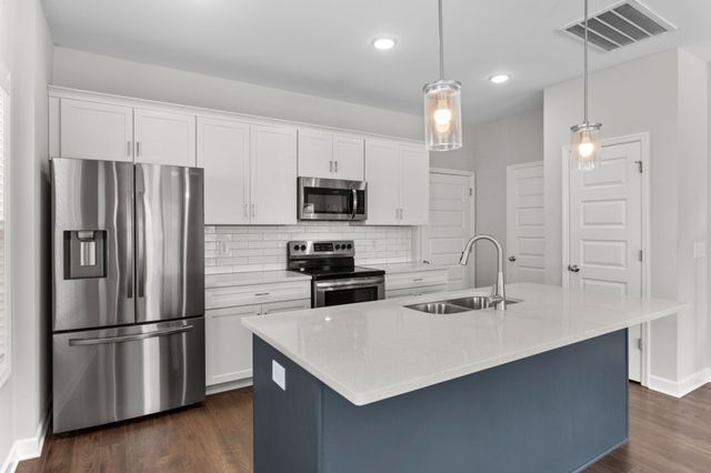 1067 Emery Bay Cir, Hendersonville, TN 37075