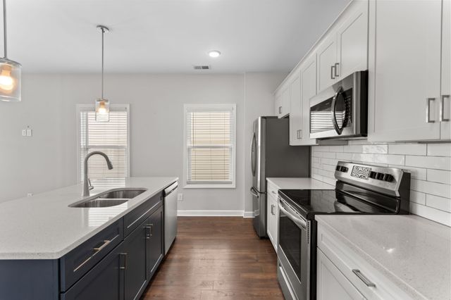 1067 Emery Bay Cir, Hendersonville, TN 37075