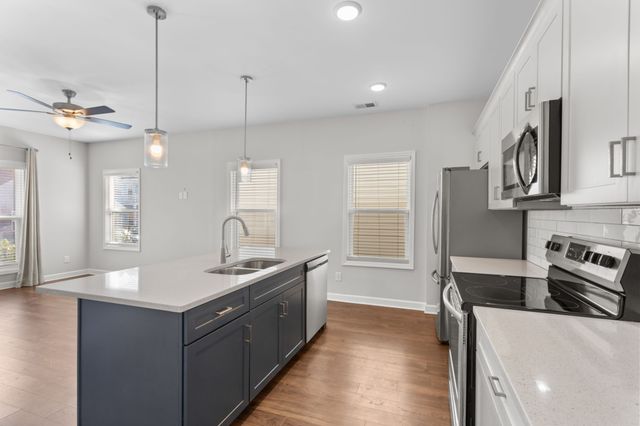 1067 Emery Bay Cir, Hendersonville, TN 37075