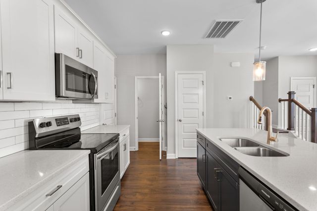 1067 Emery Bay Cir, Hendersonville, TN 37075