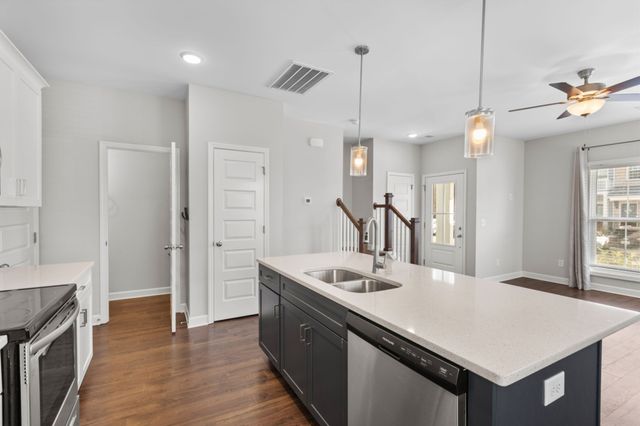 1067 Emery Bay Cir, Hendersonville, TN 37075