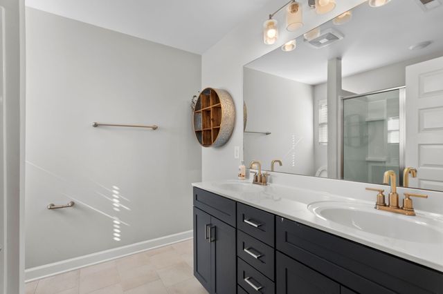 1067 Emery Bay Cir, Hendersonville, TN 37075