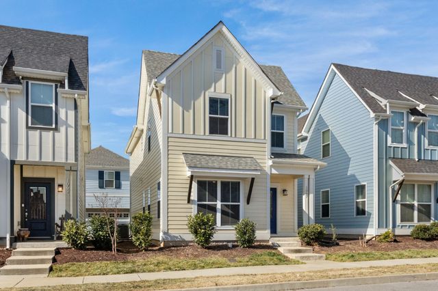1067 Emery Bay Cir, Hendersonville, TN 37075