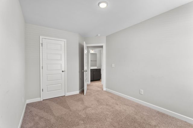 1067 Emery Bay Cir, Hendersonville, TN 37075