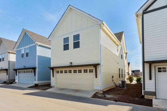 1067 Emery Bay Cir, Hendersonville, TN 37075
