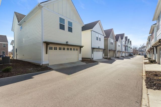 1067 Emery Bay Cir, Hendersonville, TN 37075