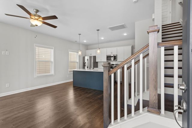 1067 Emery Bay Cir, Hendersonville, TN 37075