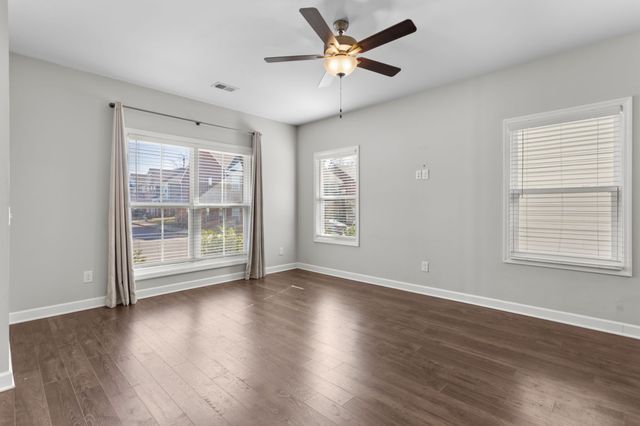 1067 Emery Bay Cir, Hendersonville, TN 37075