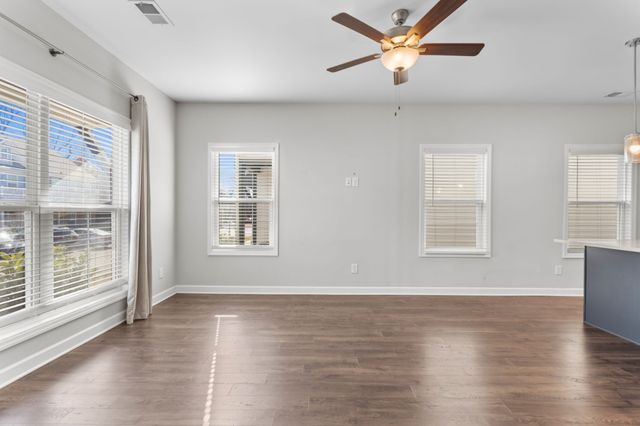1067 Emery Bay Cir, Hendersonville, TN 37075